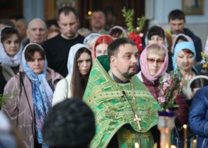 Православные верующие празднуют Вербное воскресенье. Фоторепортаж из храма в Сморгони 