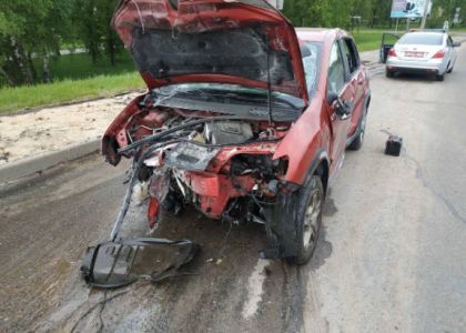 Утром 9 мая на путепроводе в Молодечно автомобиль врезался в бетонное ограждение 